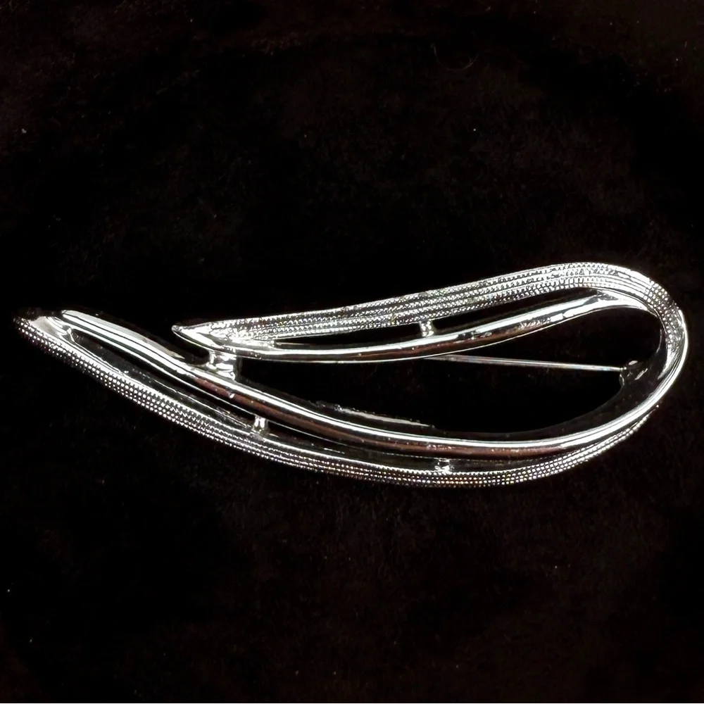 Vintage Sarah Coventry Silvertone brooch pin